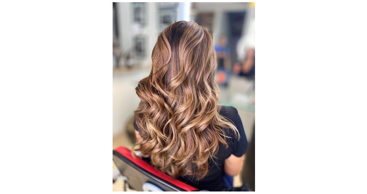 Entenda como fazer luzes no cabelo em casa